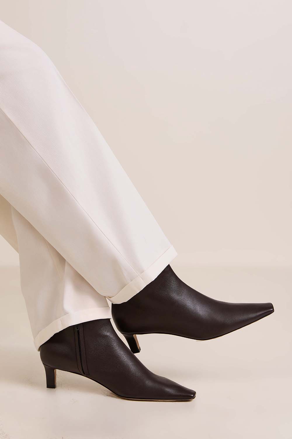 תמונת כל הלוק של מגפוני עקב